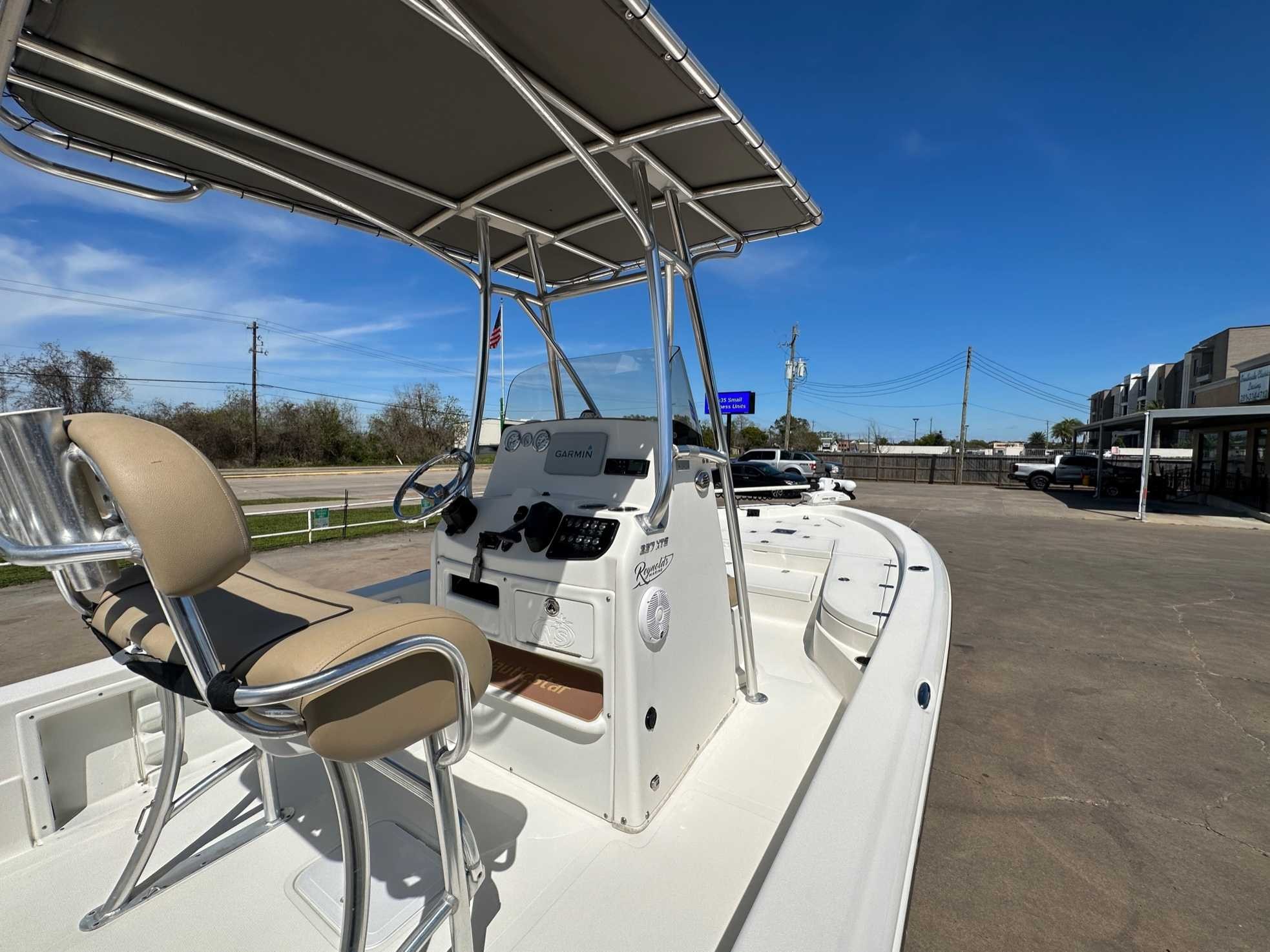 2019 NAUTIC STAR 227XTS Center Console