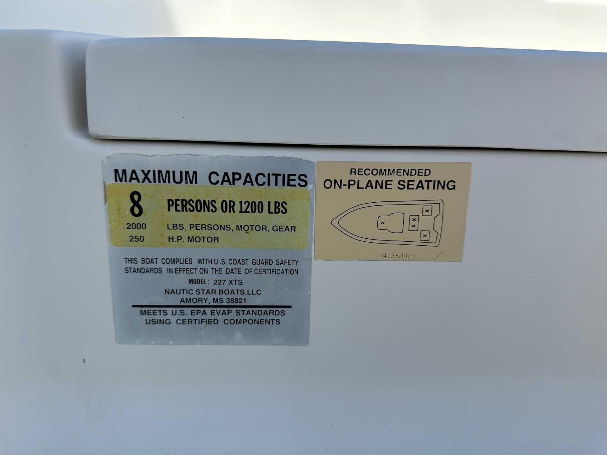 2019 NAUTIC STAR 227XTS Center Console