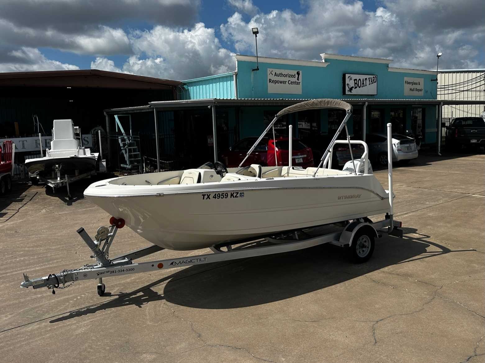 2022 Stingray 172SC Deck Boat