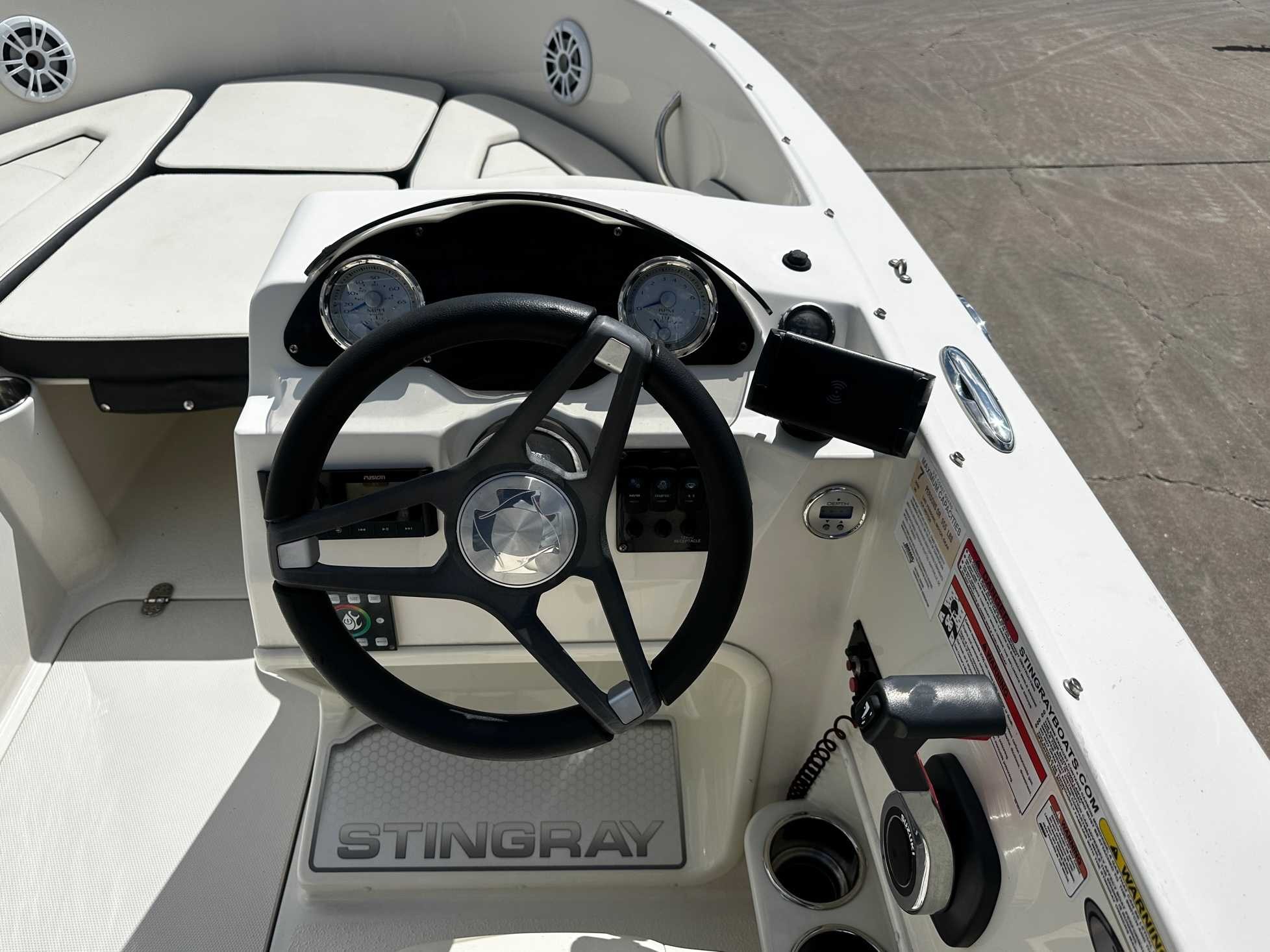 2022 Stingray 172SC Deck Boat