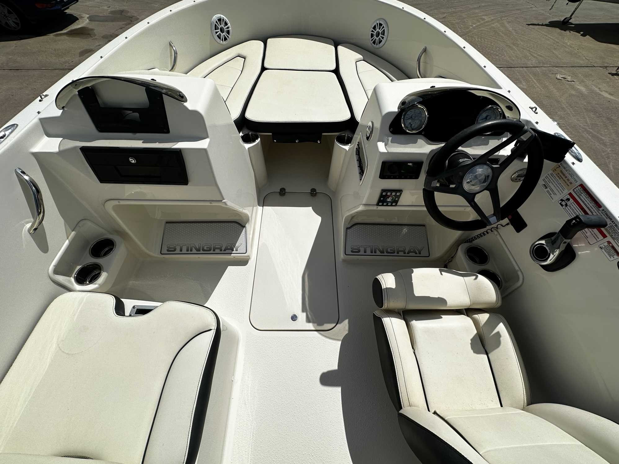 2022 Stingray 172SC Deck Boat
