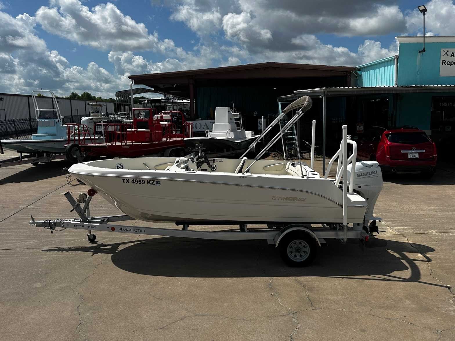 2022 Stingray 172SC Deck Boat