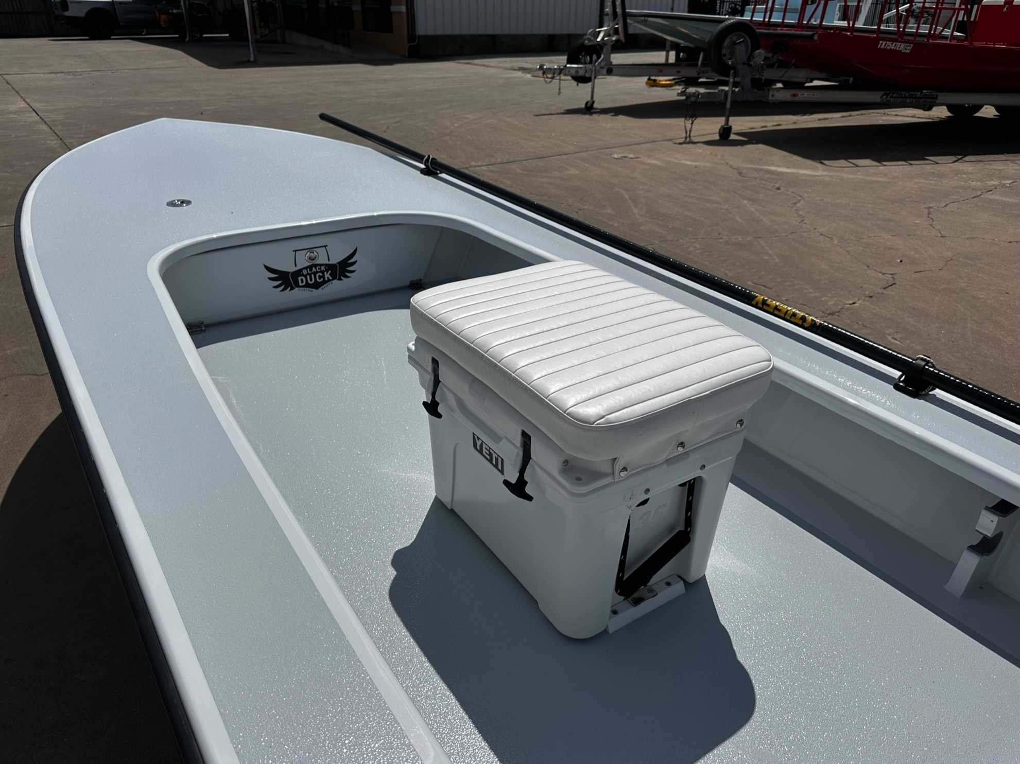 2024 BLACK DUCK Cromis 18 Flat/Skiff